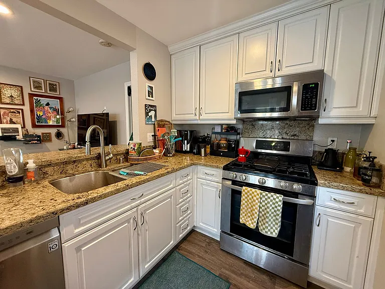 Modern Bungalow with W/D + A/C! Assigned Parking Included & 1 Garage Storage! — Photo 8