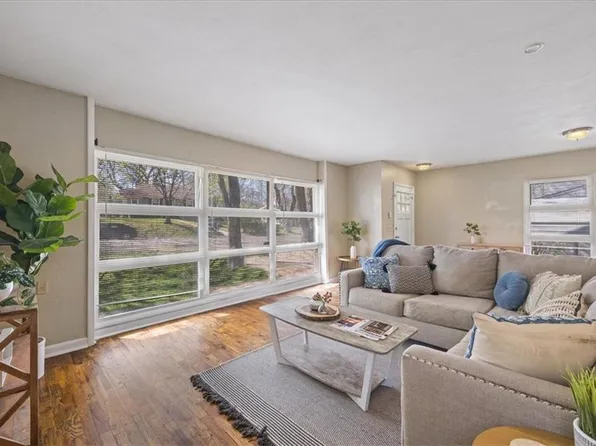 527 S Willow Ave, Sugar Creek, MO 64053