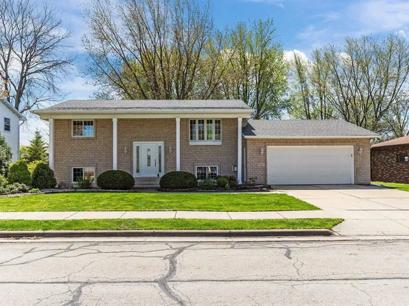 707 Pierce Ave, Little Chute, WI 54140