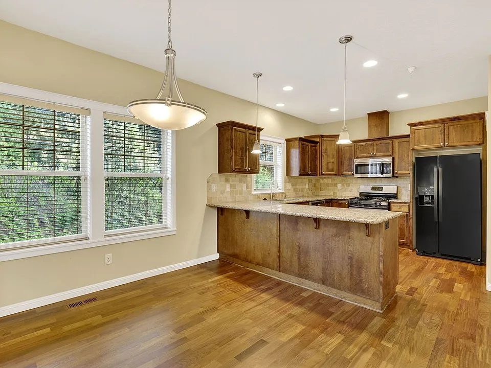308-394 SW Eastman Pkwy