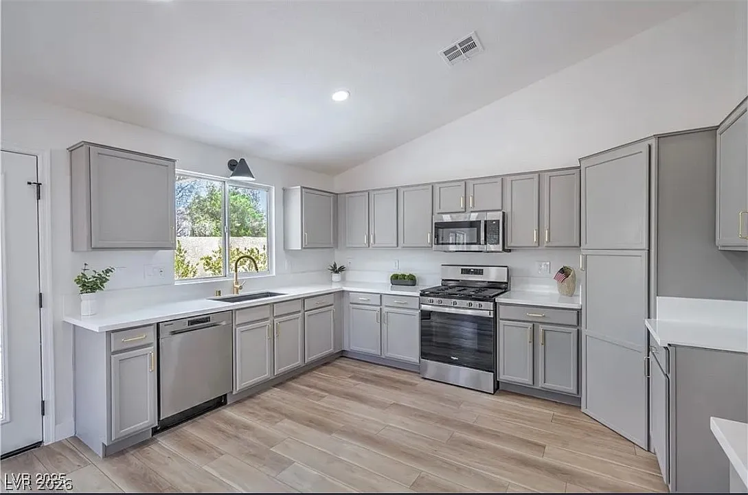3 bed, 2.0 bath, 1728 sqft, $2,650 — Photo 3