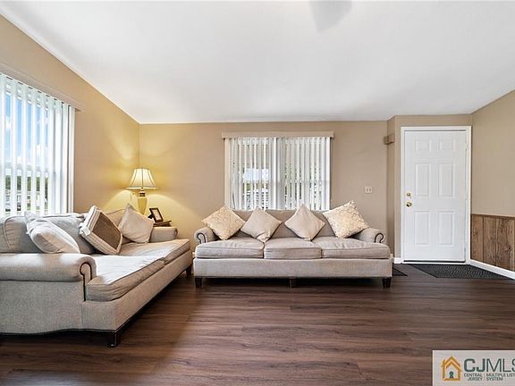 4th image of 237 Gale Ct
