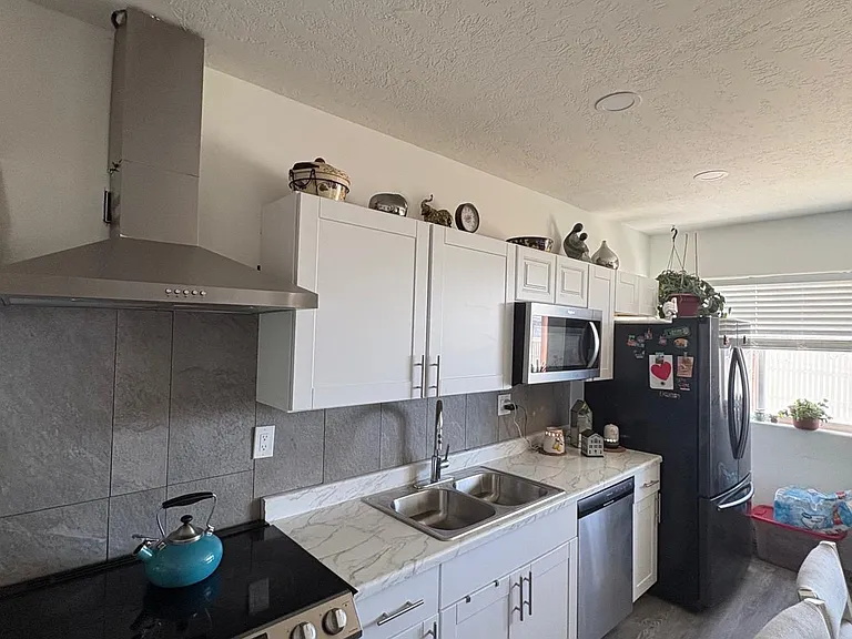 900 N Olson Dr — Photo 2