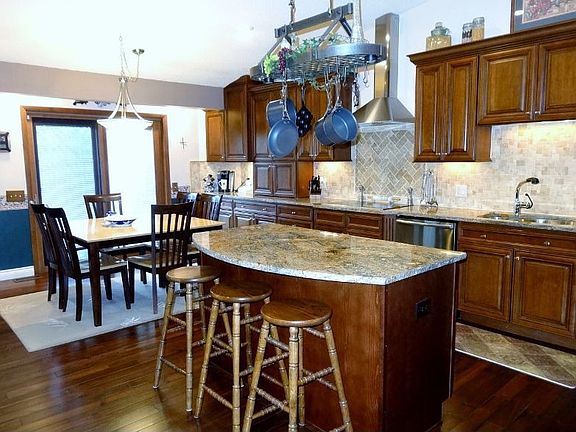 EATING SPACE  AND KITCHEN