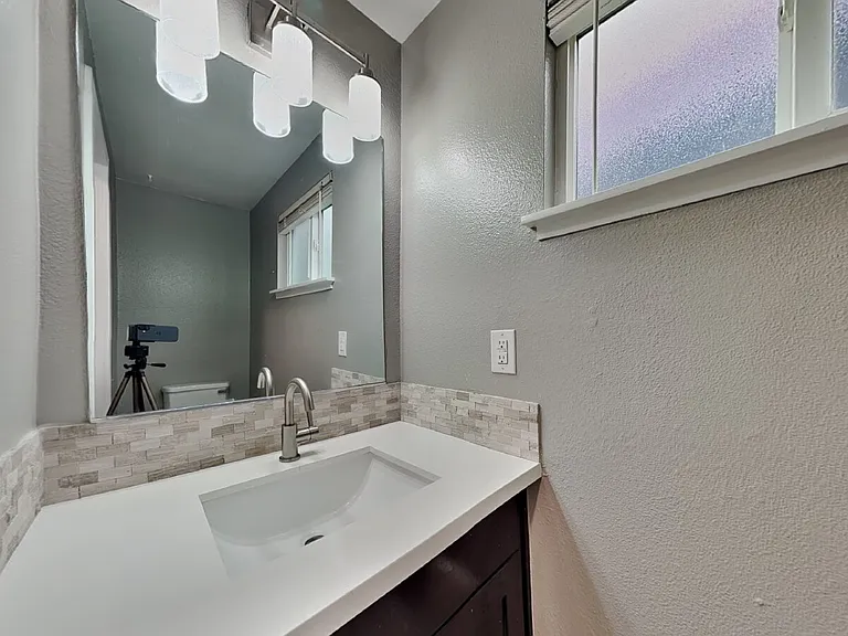 1105 S Woodlawn St #2 — Photo 33