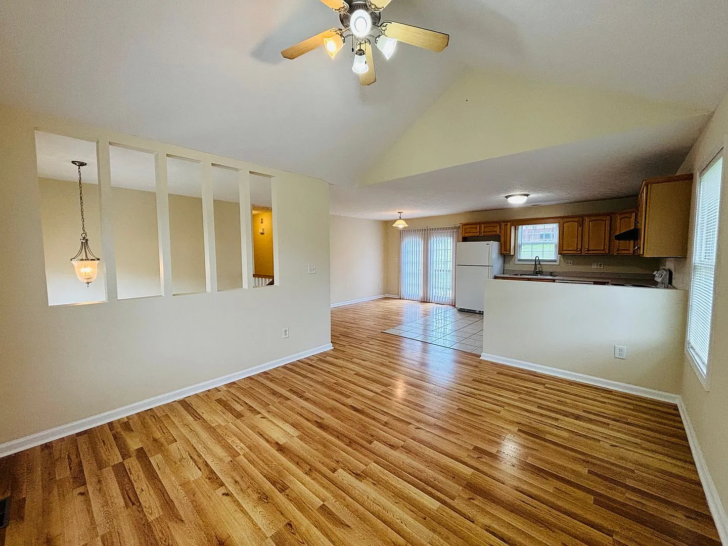 3 Bedroom 3 Bath House with 2 Car Garage — Photo 4