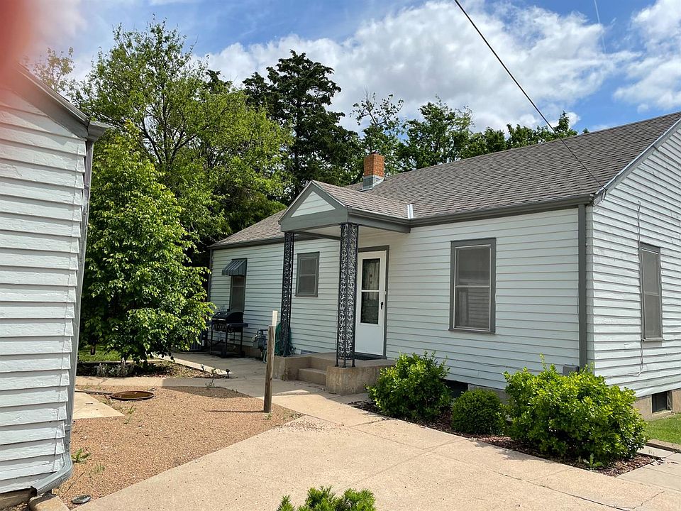 2nd image of 1215 Main St