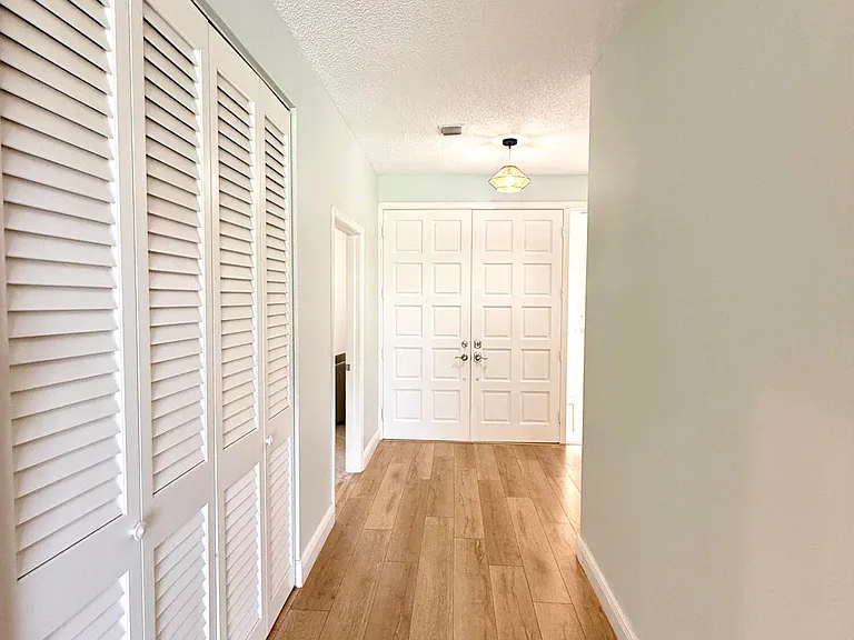 225 N Lakeshore Dr — Photo 15