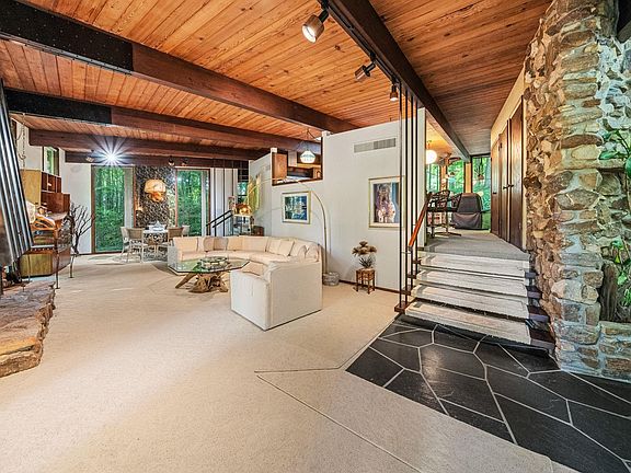 4th image of 1147 Stratford Pl