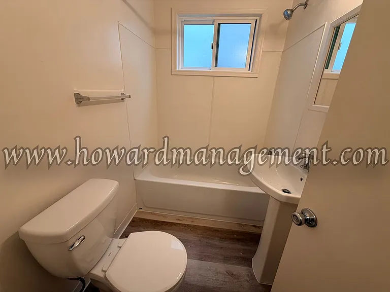 ** Move In Special** 4124 Grand View! Prime Location, All Vacancies Currently Offering 2 Week Fre... — Photo 8