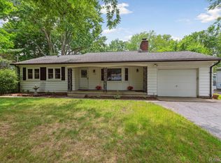 172 Hickory Ln, Waterford, MI 48327
