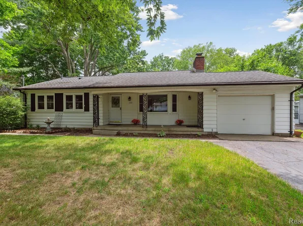 172 Hickory Ln, Waterford, MI 48327