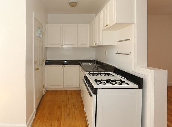 3rd image of 3825.5 N Fremont St #2W