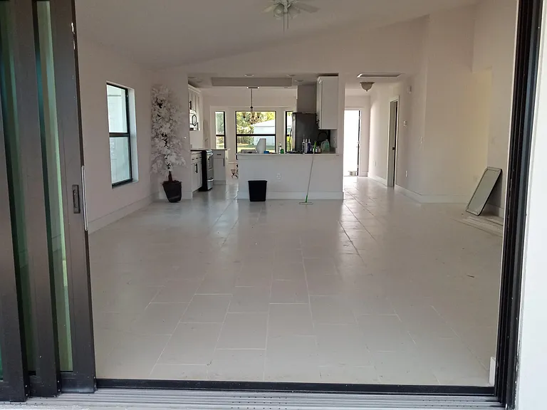 813 SW 8th St — Photo 5