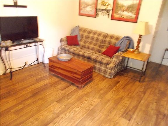 4th image of 405 Chateau St