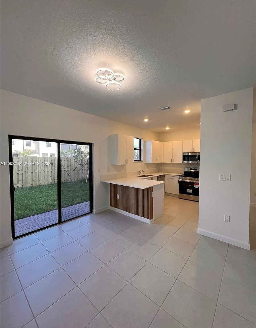 3 bed, 1442 sqft, $2,950 — Photo 4