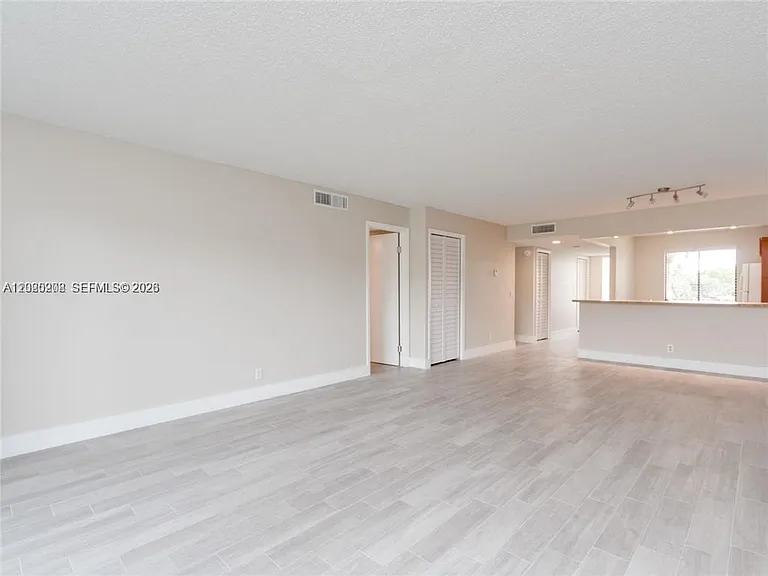 436 Lakeview Dr #203 — Photo 6