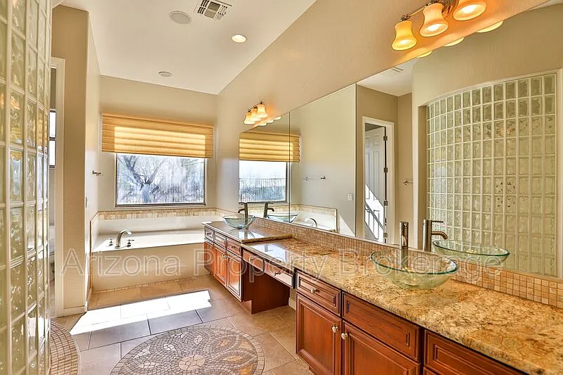 3 bed, 2.5 bath, 2865 sqft, $2,950 — Photo 3