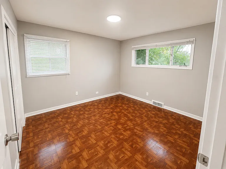 15111 Woodlawn Ave — Photo 6