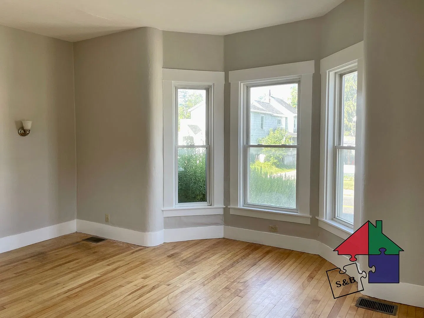 49 Maple Ave — Photo 2