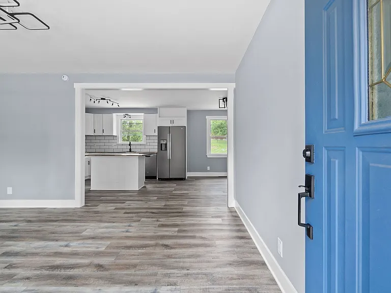 219 Kirby Dr — Photo 3