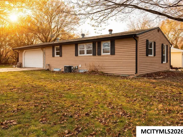 1055 Crestmore Way, Mason City, IA 50401