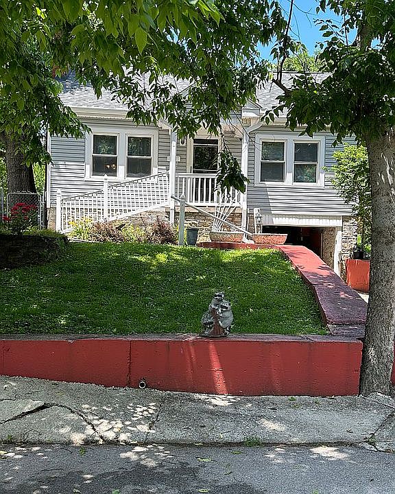 1st image of 608 Winding Way Ct