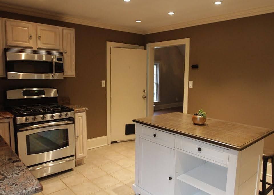 1st image of 517 Orchard St Floor 2
