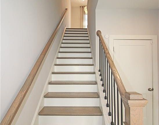 5th image of 151 Chestnut Cir