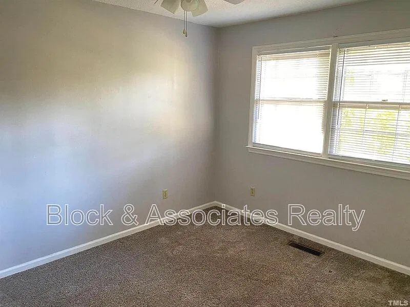 2 bed, 1.0 bath, 900 sqft, $1,300 — Photo 4