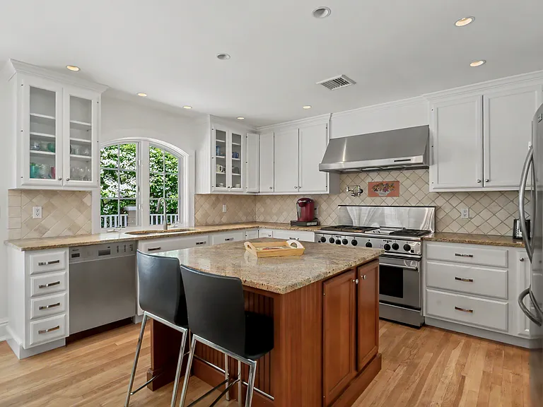 186 Compo Rd S — Photo 9