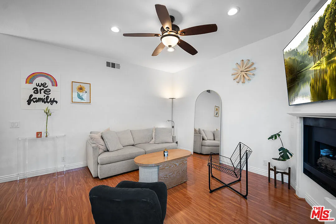 2 bed, 2.5 bath, 1031 sqft, $3,900 — Photo 4