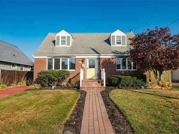 65 Chestnut Street, Hicksville, NY 11801