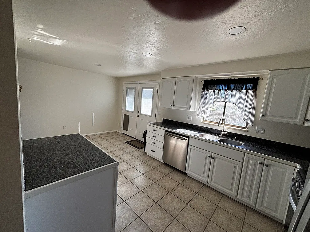 5 bed, 2364 sqft, $2,350 — Photo 3