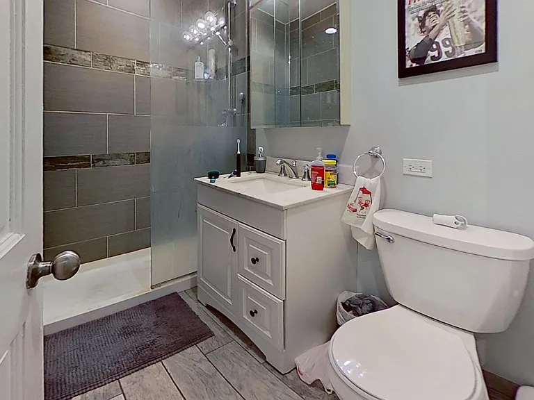916 Roscoe — Photo 11
