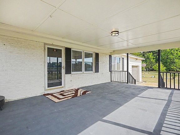 3rd image of 134 Old Oak Ln