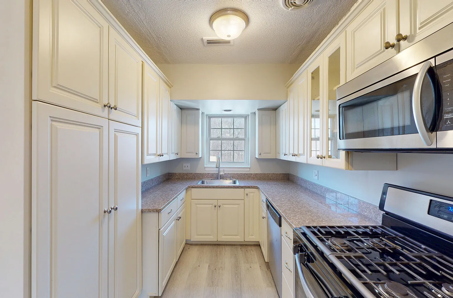 137 Lake Shore Rd — Photo 1