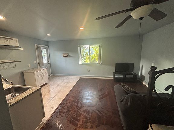 3rd image of 2307 W 74th St #B