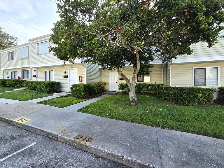 219 Debora Ct — Photo 3
