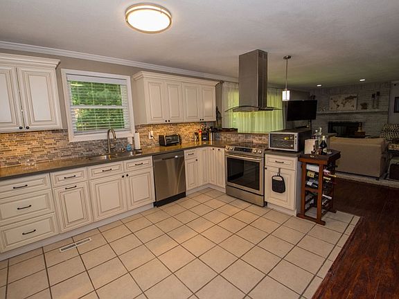 4th image of 18305 Gardenia Dr