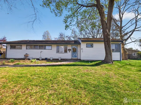 1 Cambridge Rd, Kendall Park, NJ 08824