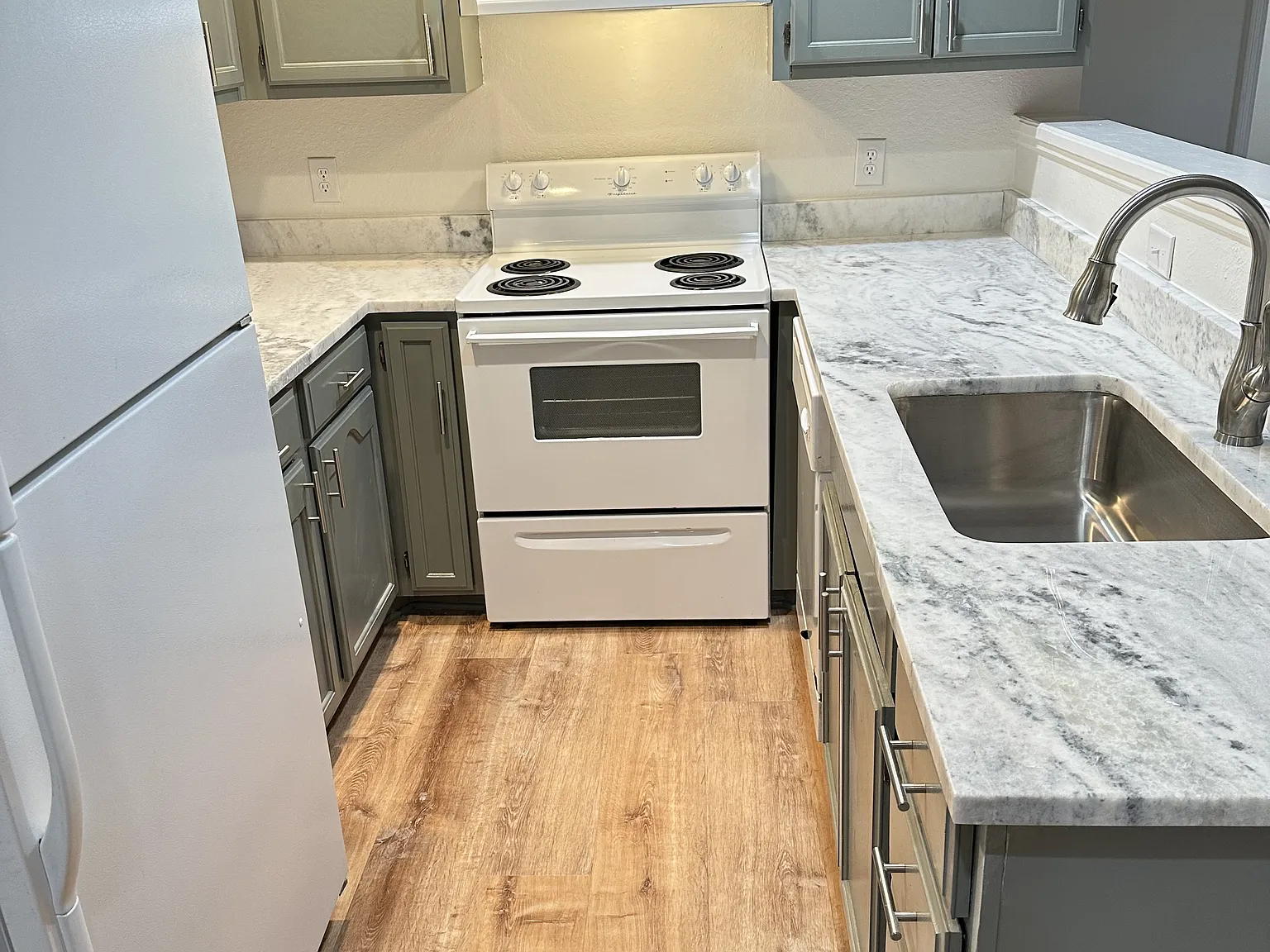 2436 East 10th Street - 102 — Photo 3