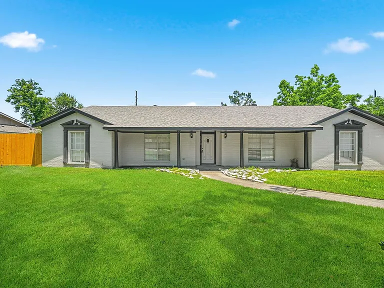 1310 Burning Tree Rd — Photo 3