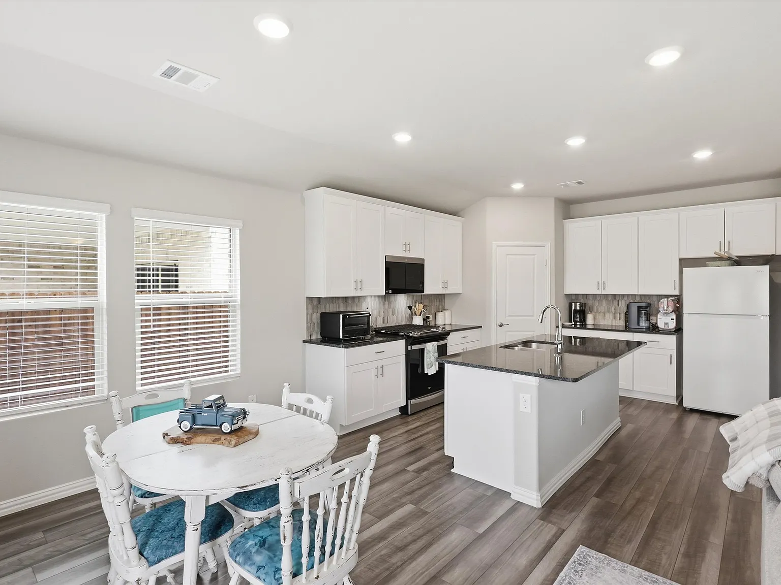4 bed, 2260 sqft, $2,250 — Photo 4
