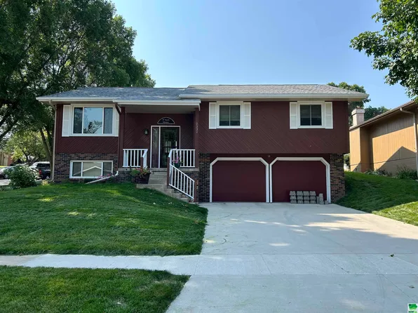 2332 Pueblo Dr, Sioux City, IA 51104