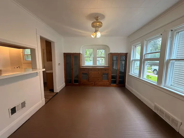 348 Spencer St — Photo 1