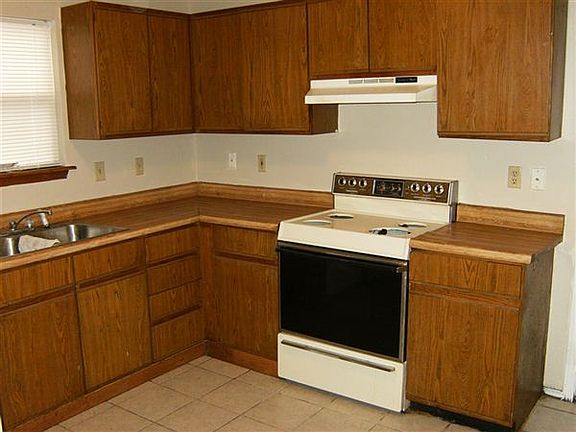 525 E Lincoln, Kitchen