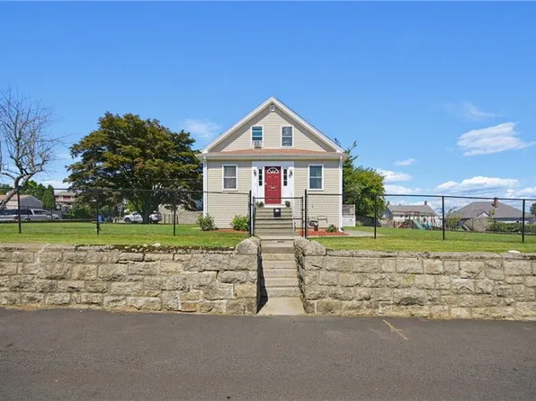 40 Walnut St, Tiverton, RI 02878