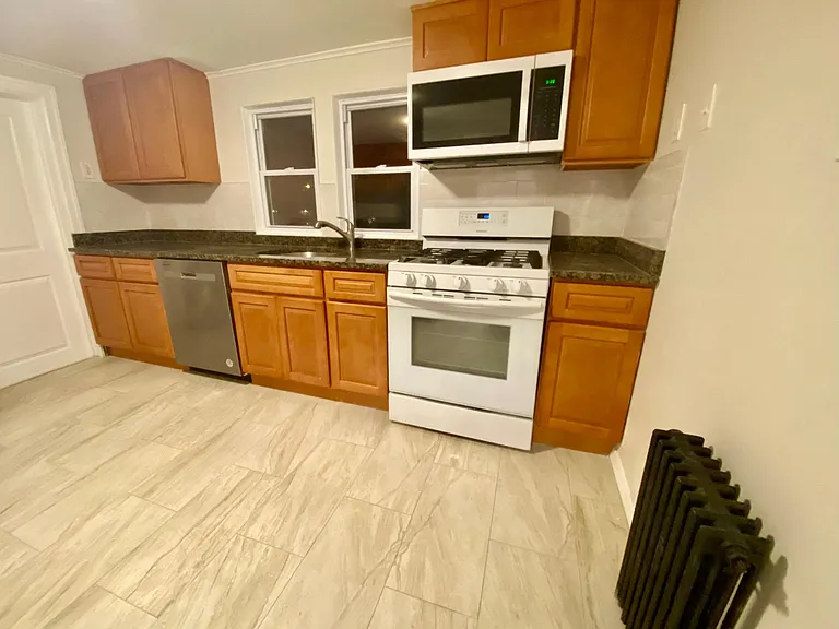 kitchen, dishwasher, microwave, full size oven
