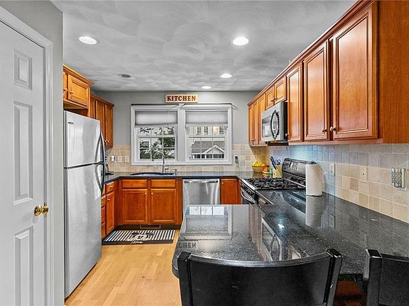5th image of 881 Greenwich Ave Unit C10